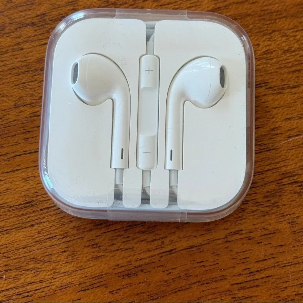 New Apple White Wired EarPods (3.5mm Headphone Plug) with Case
